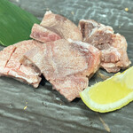 Thick-sliced pork tongue 690 yen (759 yen including tax)