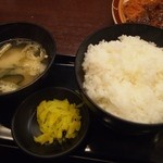 ひれとんかつの店 とん文 - 定食には「味噌汁、お漬物、ライス」が付いている