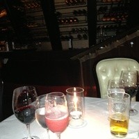 RESTAURANT DAZZLE - 手前のピンクは、イチゴとシャンパンをミックスして飲みやすくしてくれた物