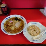 Tetsu Chiyan - ボリューム満点 半チャーハン + ラーメン、800円。