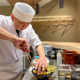 The counter seats have a lively atmosphere. Enjoy a blissful moment in a relaxing Japanese space