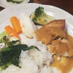 キッチン ブルー グローブ - めかじきムニエルは残り福なく　とうもろこしと焦がし醤油ソースはタップリ！！