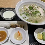 ベトナム料理店 ビーベト - ランチのセットB 890円　店内は現地の方多めですが女性1人でも入りやすい