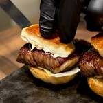 焼肉ホルモン 新井屋 にかい - カイノミチーズバーガー