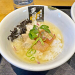 超純水採麺 天国屋 - 高知産天然真鯛、鹿児島産天然鰤、本鮪のスープで超豪華鯛＆ブリ白子茶漬けの出来上がり