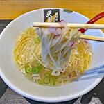 超純水採麺 天国屋 - アーリーレッド（紫玉ねぎ）も普通の玉ねぎより辛味がマイルドで旨みの有るタイプ