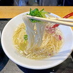 超純水採麺 天国屋 - 辛味より旨味の九条葱は超淡麗スープにとても良く合います