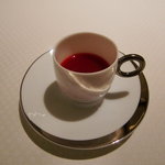 ラール・エ・ラ・マニエール - 最初の一口　トマトとオレンジのジュースだったかな？。