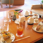 ３人分のテーブル風景（全部ケーキセット）