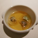 ラール・エ・ラ・マニエール - トマトのコンソメ（ラビオリ入り）