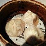 中国料理 美麗華 - 小籠包三兄弟「南翔小籠包」・「海老入り小籠包」・「上海蟹味噌入り小籠包」