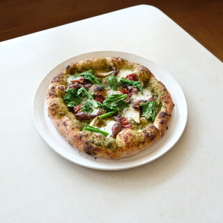 独自ブレンドの小麦で作る、薪焼きピザの極み