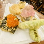 Tempura To Wain Ooshio - 天ぷら盛り合わせ1,100円。スナップえんどう、いくら乗せ海苔天ぷら、白身魚系2種、生ハム&ナス！