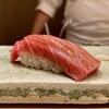 Ginza Sushi Yuu - 鮪 中トロ 下田 187kg やま幸より
                鮨 佑さんで今年1番大きなマグロなのだそうです。
                ちょっと筋が引っかかりますが、スッキリとした脂のりで美味しい鮪です♪