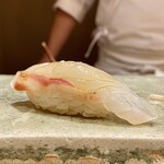 銀座 鮨 佑 - 真鯛 長崎より
            握りがシュッとして美しいです！
            長崎から活けの状態で入荷し、豊洲の魚屋さんが締めた真鯛です。
            身質柔らかに、ほんのり香ります♪
            