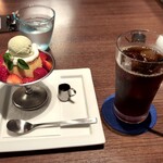オスロ コーヒー - 苺のプリンアラモード＋クイーン Iced（急冷式）
