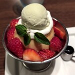 オスロ コーヒー 横浜ジョイナス店 - 苺のプリンアラモード