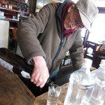 立ち飲み酒場 石川源蔵商店 - お酒をコップに注いでいただきました。