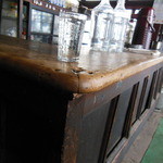 立ち飲み酒場 石川源蔵商店 - 使い込まれたカウンターです