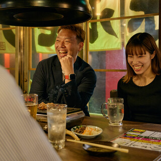 A convenient, fun-filled, popular offal bar in a retro Showa-era space