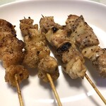炭火焼鳥 銀座惣菜店 - ぼんじり串、にんにく串