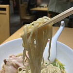 #新宿地下ラーメン - 麺の感じ