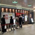 #新宿地下ラーメン - 開店5分前、並びは5人