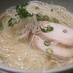 Isaki - 鰹と鶏出汁の塩ラーメンアップ