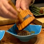 天婦羅 みやしろ - カラスミをその場で振り掛けてくれる