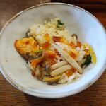 釜めし菜時記 さき亭 - 釜めしよそったところ、お茶碗3杯分あります