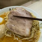 煮干しつけ麺 宮元 - 厚切りの煮豚は食べ応え充分