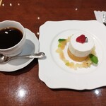 珈琲茶館 集 - プレミアムリッチ990円、濃厚なクリームダンジュのタルト990円