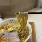 煮干しつけ麺 宮元 - 濃厚スープには意外な中細麺のしなやかな食感も炒め野菜との相性は良好