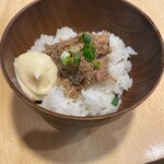 西中華そば店 - チャーシュー丼ミニ　フレーク状にしたチャーシューが載っています。マヨネーズの味もあって円やかな濃い中華そばと相性は良くない。