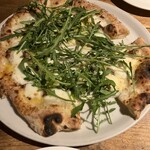 Latteria Bebè Kamakura - ルッコラが乗ったピザ