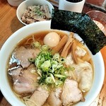 Shinachiku Tei - 醤油特ら〜めん麺大盛り