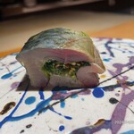 鮨shizuku 西天満 - 関サバ中にスプラウト、あさつきなど