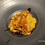 鮨shizuku 西天満 - 鰻丼にオムレツ、山椒をかけて