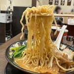 北海道らーめん 熊源 - 「Special 札幌 味噌」の麺
            2024年4月25日
