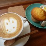 A ju - カプチーノ（HOT） 500円、カップケーキ +250円