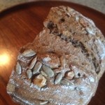 アム フルス - クルミブロート　ハーフ　320円