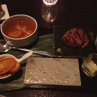 タワーズバー ベロビスト - ブイヤベースと肉。
                肉は岩塩プレートにライムを垂らしてゴシゴシするという初体験。
                ブイヤベースってうまいなー