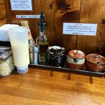横浜家系ラーメン 三郷家 - 卓上も充実。