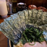 横浜家系ラーメン 三郷家 - 海苔増しは5枚100円。