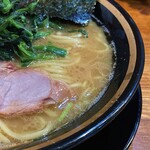 横浜家系ラーメン 三郷家 - 豚骨の旨味が強いスープ。