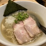 龍旗信LEO - [夏季限定]冷やし塩ラーメン(¥1200) - 暑かったので冷たいラーメンを注文しました。盛岡冷麺のようなプチプチ食感がするかための麺と、明石焼きの出汁のような味がするスープでした