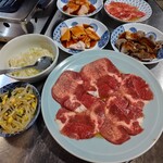 大衆焼肉ホルモン にくさわ - 上から…上ミノ、名物和牛塩カルビ、コリコリ、センマイ、ネギタン塩、もやしナムル