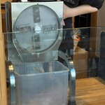 削節本舗 伊勢和 - かつお節削り中