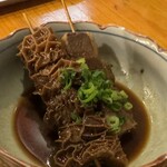 Tenkushi Wa Shu Sakaduki - 赤味噌での煮込まれたハチノス胃串と牛すじ。これが美味しい。温かい物が食べたくなって発注。正解でした。これが本日の締め。みんな、内臓臭くないから食べよう！