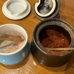 Tenkushi Wa Shu Sakaduki - ピンク岩塩と七味。これしかテーブルの仲間は居ない。